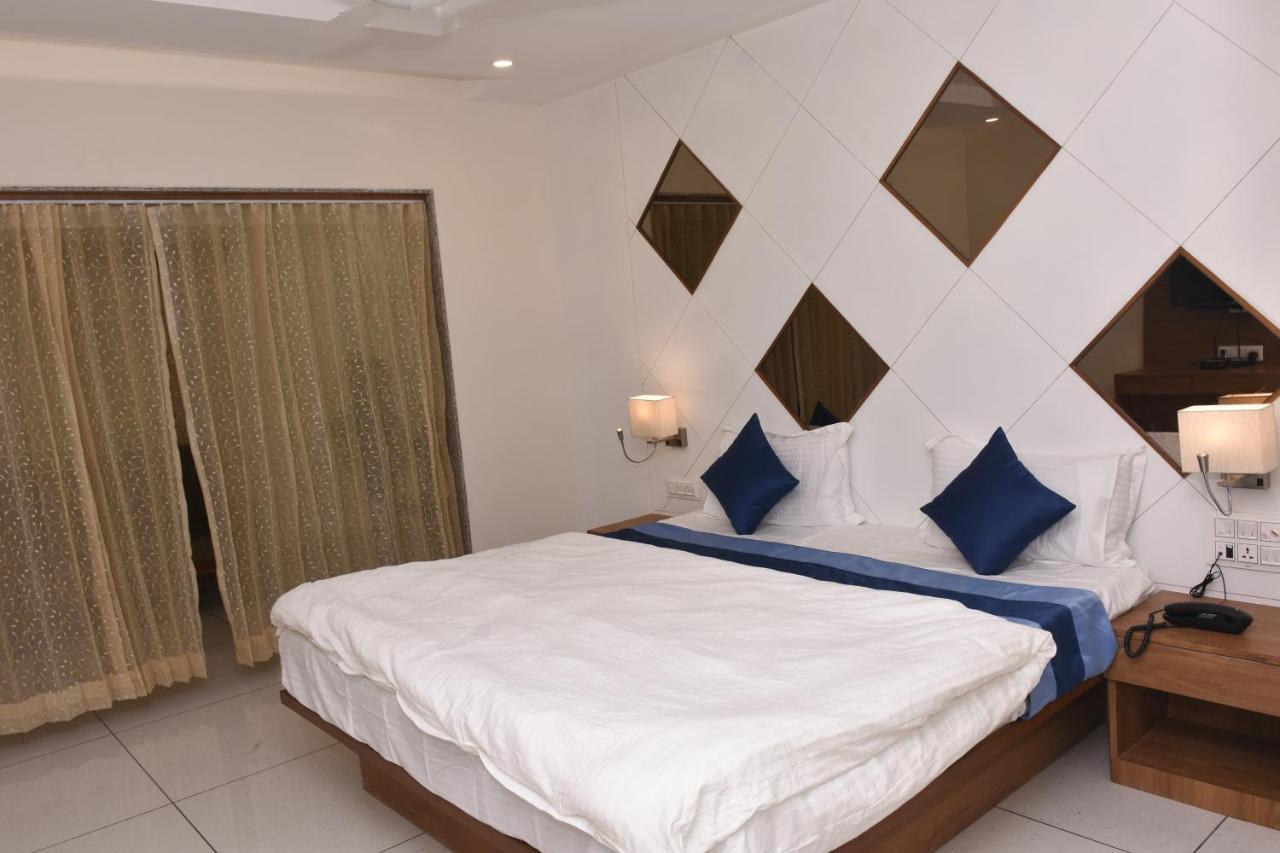 Hotel Golden Palace & Rooms Hālol 外观 照片