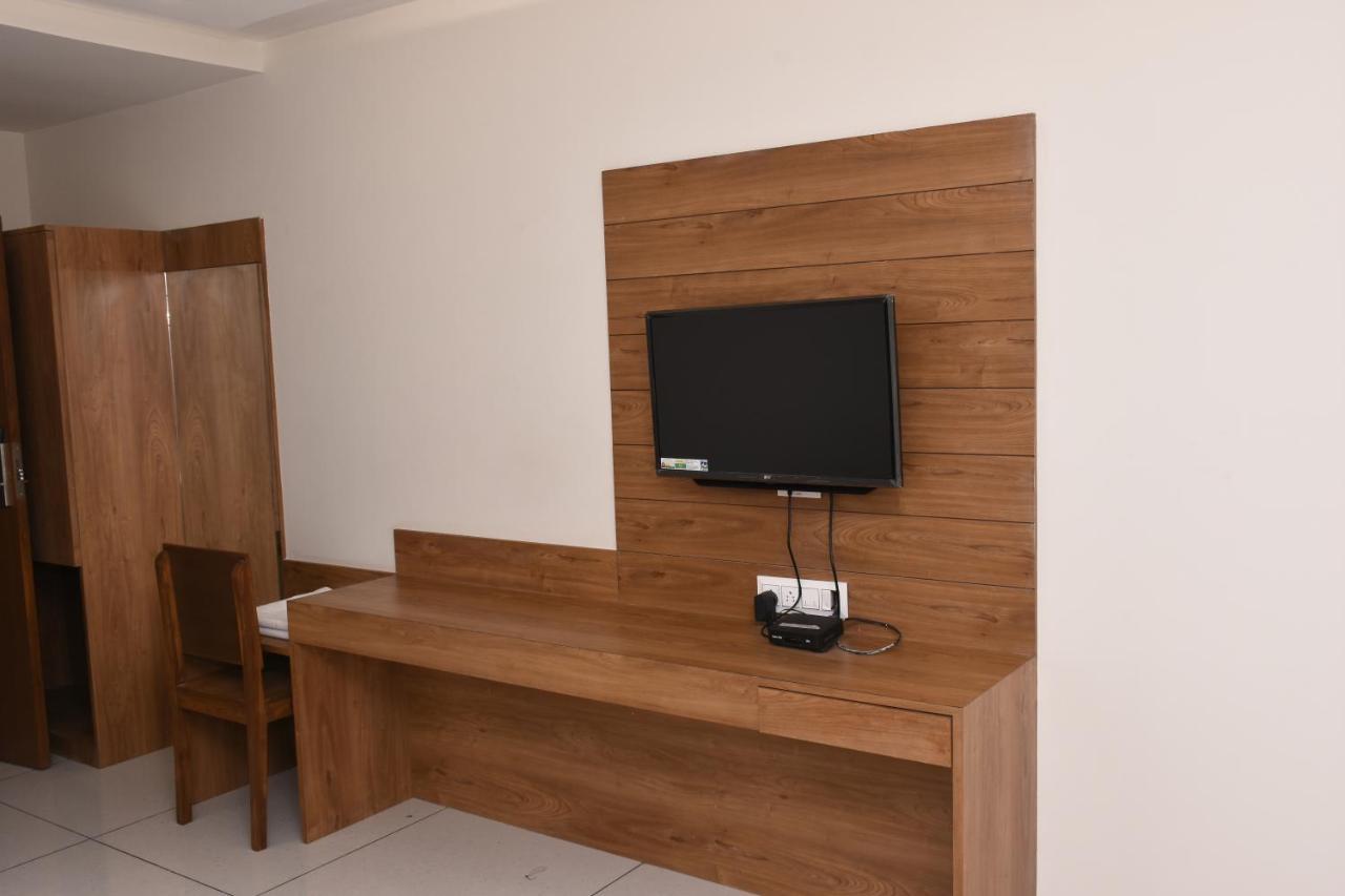 Hotel Golden Palace & Rooms Hālol 外观 照片