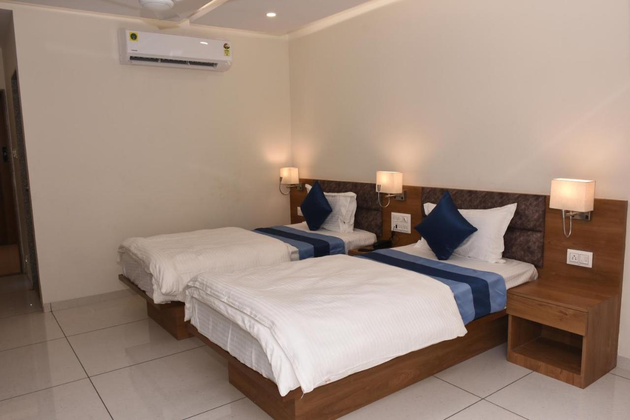 Hotel Golden Palace & Rooms Hālol 外观 照片