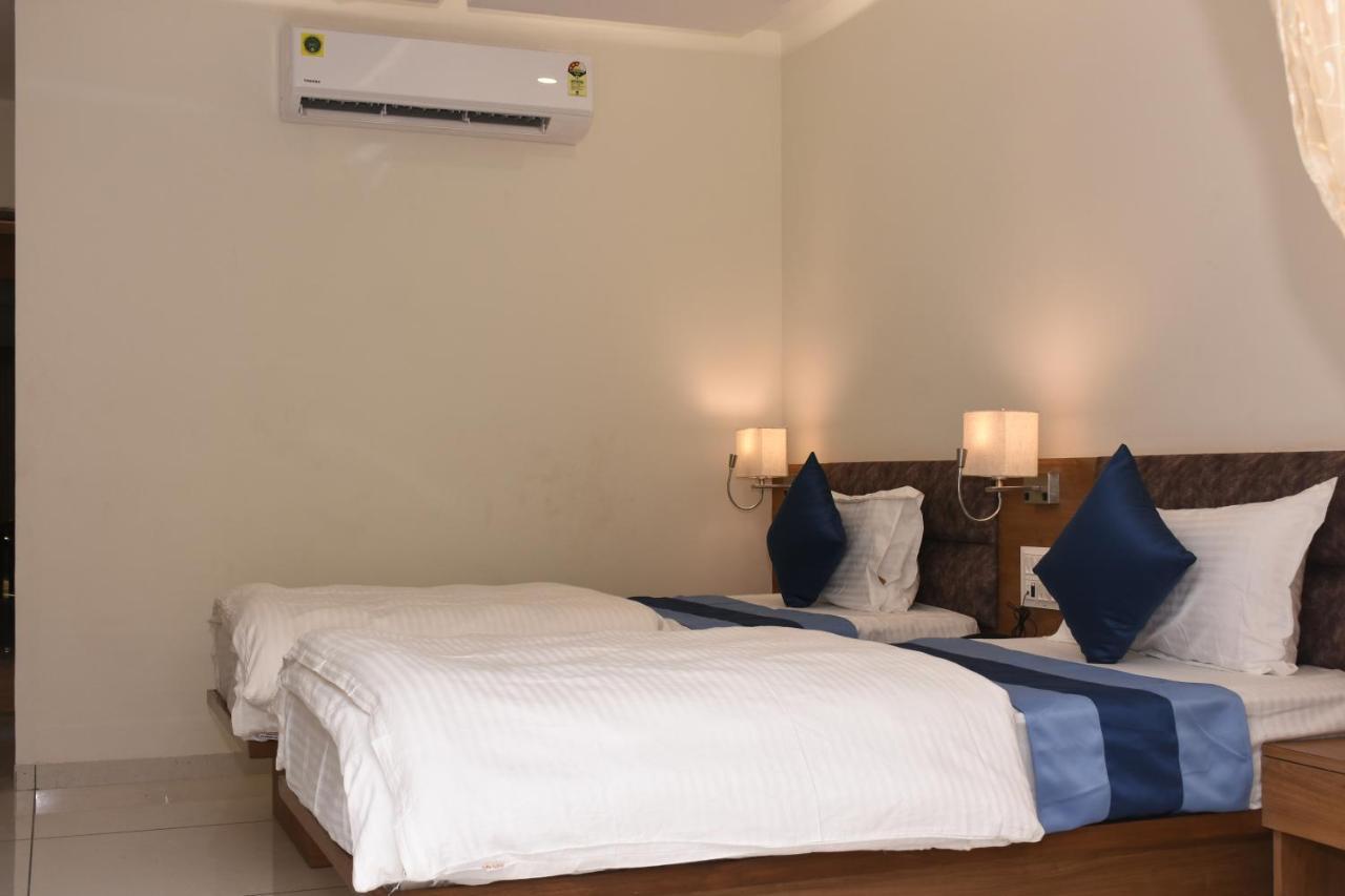 Hotel Golden Palace & Rooms Hālol 外观 照片